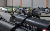 Ông Kim Jong Un thị sát nhà máy tên lửa mới, phô trương sức mạnh quân sự