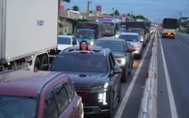 Xe ùn ứ kéo dài trên đường dẫn lên cầu Rạch Miễu 2