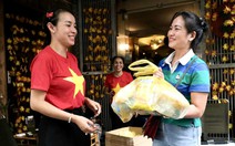 Ấm lòng khách thập phương: gia đình Hà Nội phát 1.000 chiếc bánh mì, mời nghỉ qua đêm chờ diễu binh