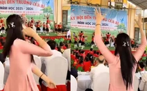 Cô giáo nhắc bài múa cho học sinh siêu đáng yêu