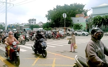 Xe máy dừng ở vạch 'mắt võng': Người rẽ phải kẹt, người đi bộ lo lắng