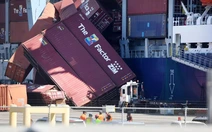 Mỹ: Hàng chục container trượt khỏi tàu khiến cảng lớn bị tê liệt