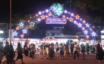 Du khách thích thú khám phá chợ đêm Sơn Trà