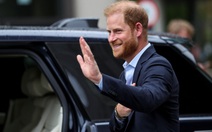 Hoàng tử Harry gặp lại cha sau 19 tháng, hé lộ tín hiệu Hoàng gia Anh hàn gắn