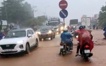 Nước đỏ quạch tuôn ào ào trên quốc lộ 1 như lũ sau mưa lớn