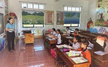 Học sinh tới lớp sau khi phụ huynh phản đối sáp nhập trường