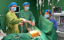 Mâu thuẫn trong trường, học sinh lớp 8 đâm thấu ngực học sinh lớp 7