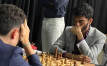 Vua cờ Gukesh tiếp tục sa sút, thua kỳ thủ 16 tuổi tại giải Grand Swiss