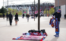 Khăn 'nửa này nửa kia' bị cấm trong trận West Ham gặp Tottenham
