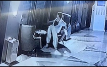 Cô gái ngồi lên đùi người lạ vì mải nhìn điện thoại