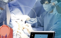 'Ôm' điện thoại quá lâu khi đi vệ sinh làm tăng nguy cơ bệnh trĩ