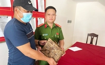 Đem thùng đạn chứa 490 viên đạn quân dụng đến công an giao nộp