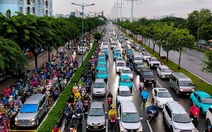 Cầu Bình Lợi ‘nghẹt thở’ trong biển xe chiều cuối tuần