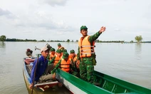 Chạy vỏ lãi ngày đêm chống buôn lậu qua biên giới mùa nước nổi
