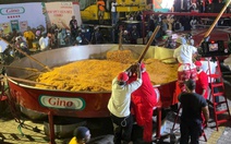 Nấu nồi cơm jollof siêu to để lập kỷ lục Guinness thế giới