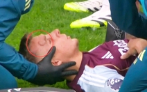 Hậu vệ Aston Villa u đầu vì va chạm với đồng đội Emiliano Martinez