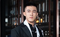 Đoàn Công Vinh mặc vest với quần bơi tại Mister International: Xin cho khám sức khỏe tâm thần nhe