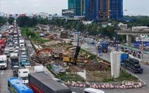 Rào chắn công trường bủa vây, người dân bị dồn vào ‘khe hẹp’ trên đường