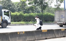Sinh viên bất chấp băng qua đường Võ Nguyên Giáp để đến trường gần hơn