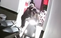Cô gái bị sàm sỡ, cướp túi xách khi đang đi xe vào chung cư mini