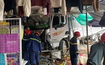Xe tải mất lái lao vào chợ, 3 người tử vong, 7 bị thương