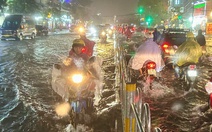 Mưa hơn 100mm, mây dông còn đậm đen, TP.HCM và Nam Bộ còn mưa tới sáng