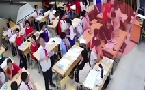Hà Nội: Học sinh quật ngã cô giáo trong lớp, những học sinh khác không ai can ngăn
