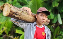'Nó sợ mẹ chết nên kiếm tiền quần quật, học lúc nào mà đậu đại học tài quá!'