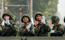 Các khối diễu binh, diễu hành đi trong tiếng hò reo của nhân dân