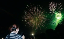 Hình ảnh người dân TP.HCM, miền Tây đội mưa xem bắn pháo hoa