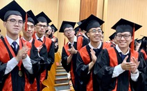 Có giới hạn độ tuổi tốt nghiệp đại học và nhận bằng là bao nhiêu không?