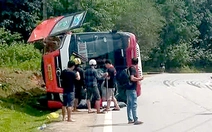 Xe khách lật trên quốc lộ 14, người dân đập cửa cứu 20 hành khách
