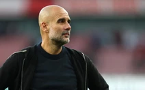 Pep Guardiola gây sửng sốt với màn 'cưỡng hôn' trọng tài