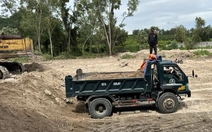 Phát hiện nhóm người có dấu hiệu khai thác cát núi trái phép