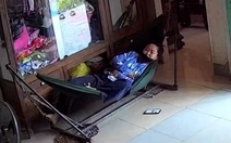 Cách để tránh sét là bỏ điện thoại ra và giả vờ ngủ