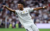 Mbappe ghi 2 bàn trong 3 phút với phong cách lạnh lùng