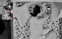 Cô gái phản xạ cực nhanh khi suýt bị rắn bò lên giường cắn