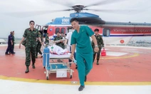 Trực thăng bay xuyên đêm, vượt mưa gió đưa bệnh nhân Trường Sa vào đất liền cấp cứu