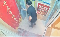 Cửa thang máy 'ảo tung chảo' làm chàng trai hú hồn vì tưởng bị kẹt