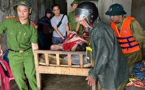 Chiến sĩ công an khiêng người dân bị tai biến đi sơ tán bão Bualoi