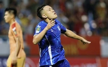 Bị thổi 2 quả phạt đền, CLB Quảng Ninh vẫn thắng Quy Nhơn United