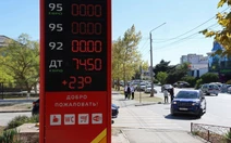 Crimea bán xăng dầu theo định mức do thiếu hụt