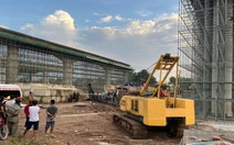 Cần cẩu trong dự án vành đai 3 TP.HCM đổ đè 2 công nhân, 1 người tử vong