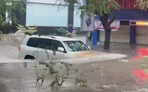Hà Nội ngập khắp nơi, quân đội điều xe tới trường chở học sinh thoát khỏi điểm ngập sâu