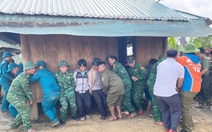 Bộ đội biên phòng, công an, dân quân khiêng 7 căn nhà vùng sạt lở đến nơi an toàn như 'thần đèn'