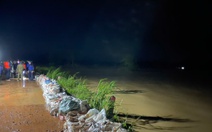 Tràn đê bao sông Cầu Chày ở Thanh Hóa, sơ tán khẩn cấp 2.500 người