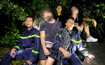 Cảnh sát cứu hộ 2 du khách Nga lạc đường, kiệt sức khi leo núi Cô Tiên