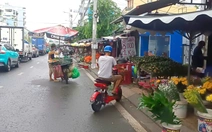 Hàng quán lấn chiếm hết vỉa hè, tôi biết đi bộ ở đâu?
