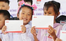 Học sinh vùng bão lũ xứ Nghệ nhận học bổng: 'Cô trò ai nấy đều vui'