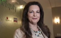 Không được thăng chức, quay lại mua công ty rồi sa thải sếp